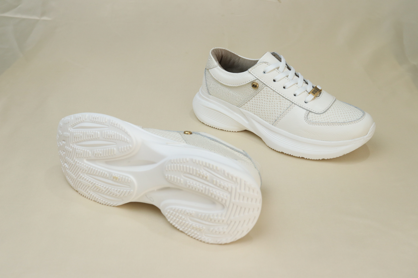 Tenis Lucy Blanco en Cuero