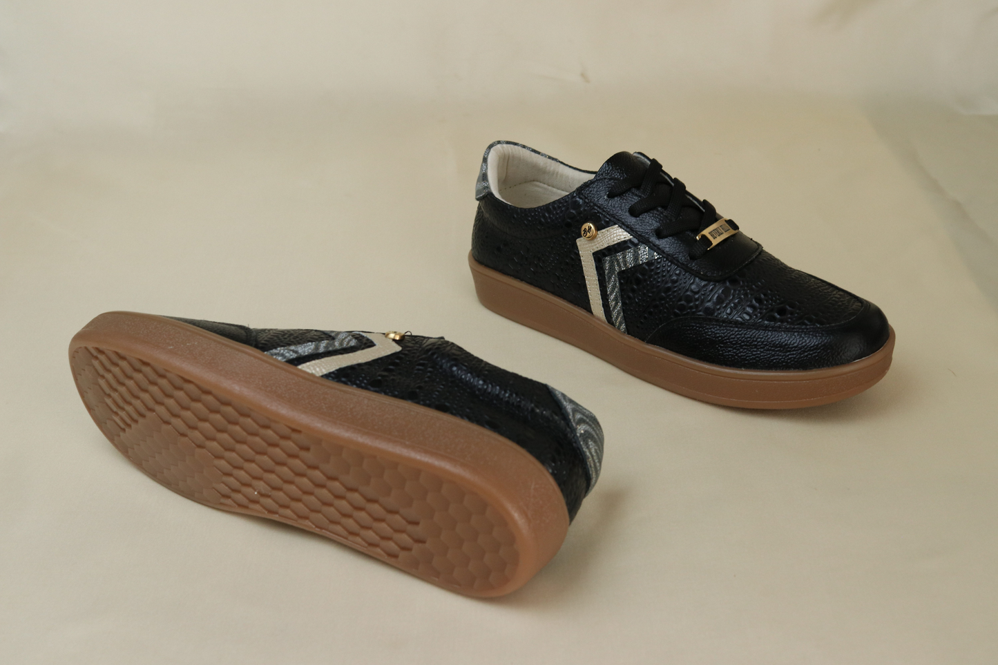 Tenis Jaky Negro en Cuero