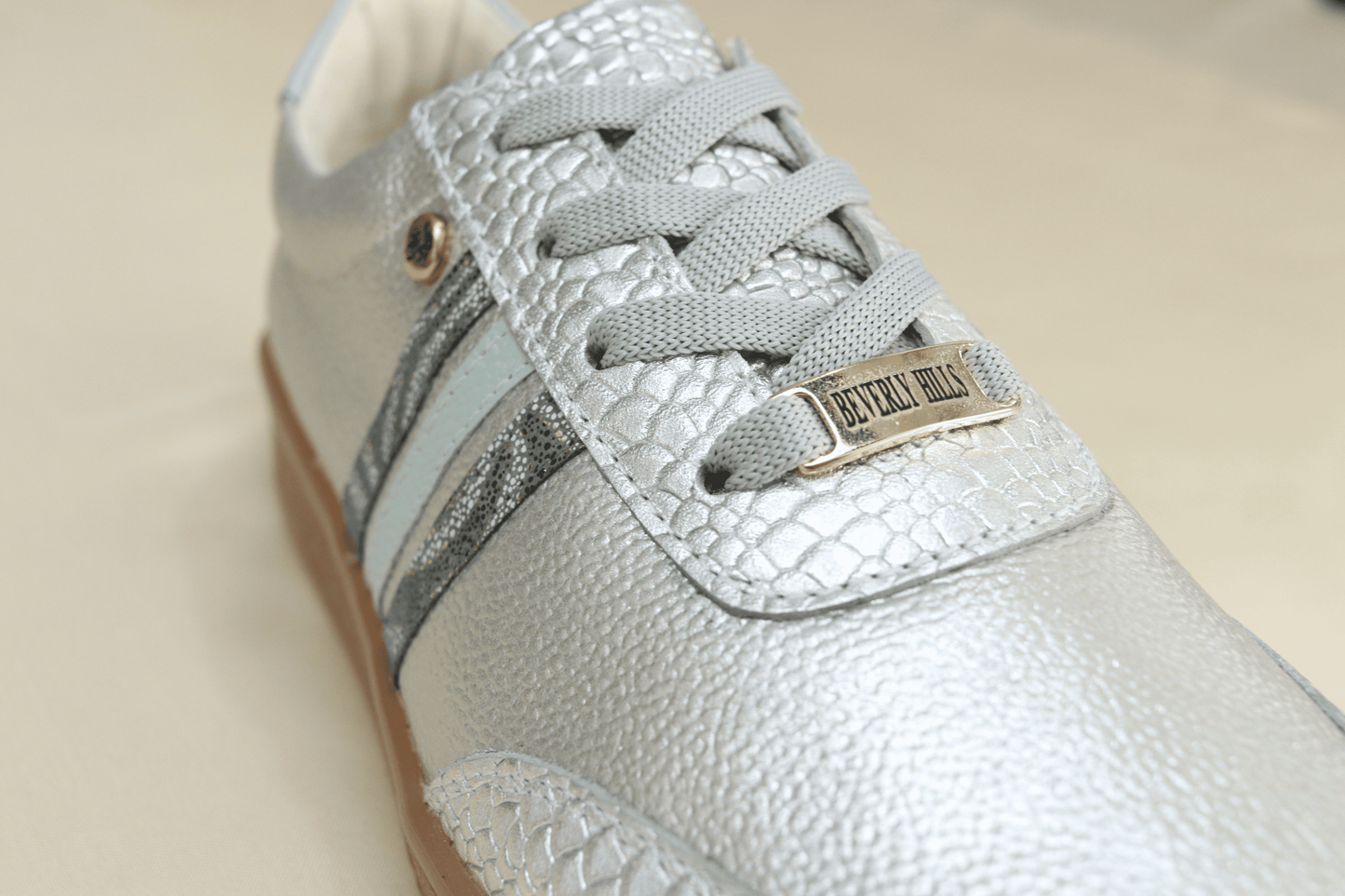 Tenis Kamy Plata en Cuero
