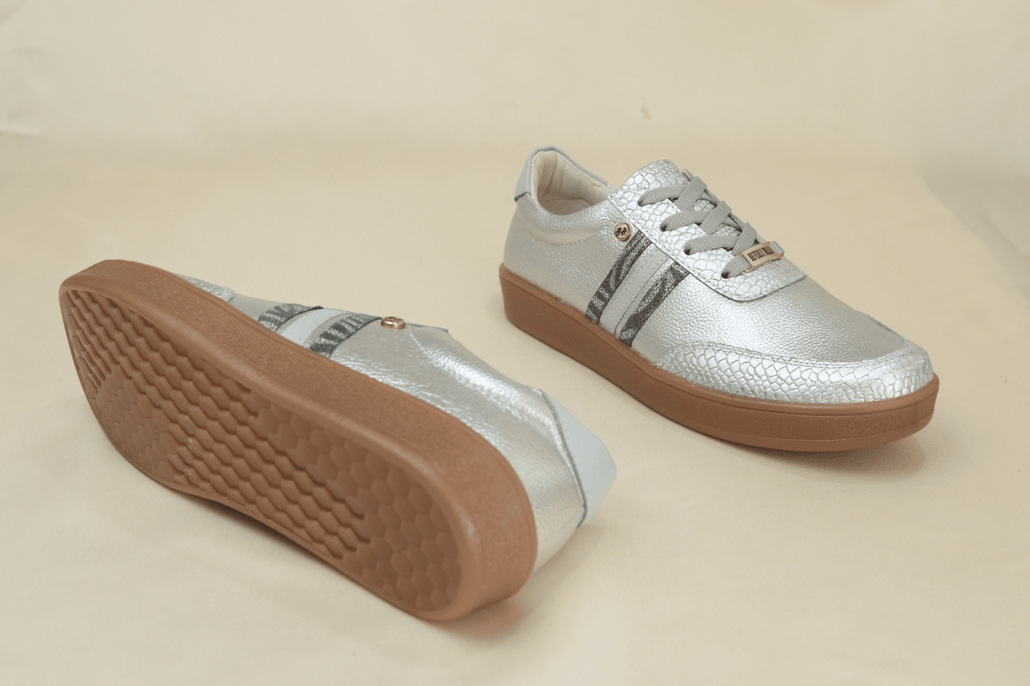 Tenis Kamy Plata en Cuero